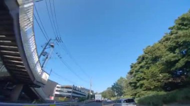 Kanagawa 'da şehir merkezinde hareketli bir şehir manzarası.