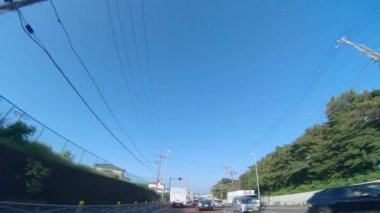Kanagawa 'da şehir merkezinde hareketli bir şehir manzarası.