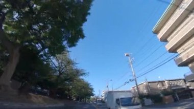 Kanagawa 'da şehir merkezinde hareketli bir şehir manzarası.