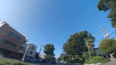 Kanagawa 'da şehir merkezinde hareketli bir şehir manzarası.