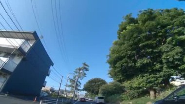 Kanagawa 'da şehir merkezinde hareketli bir şehir manzarası.