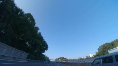 Japonya 'daki otoyolun alçak açılı bir görüntüsü.