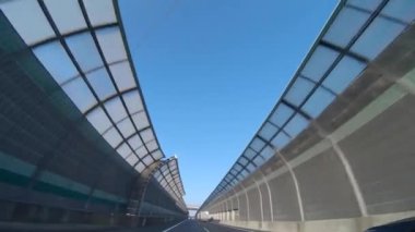 Japonya 'daki otoyolun alçak açılı bir görüntüsü.