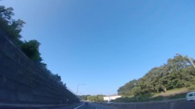 Japonya 'daki otoyolun alçak açılı bir görüntüsü.