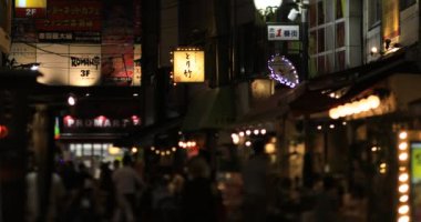 Akabane Tokyo 'da, şehir merkezinde neon bir sokakta.