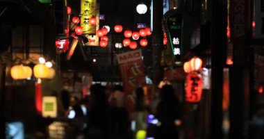 Akabane Tokyo 'da, şehir merkezinde neon bir sokakta.