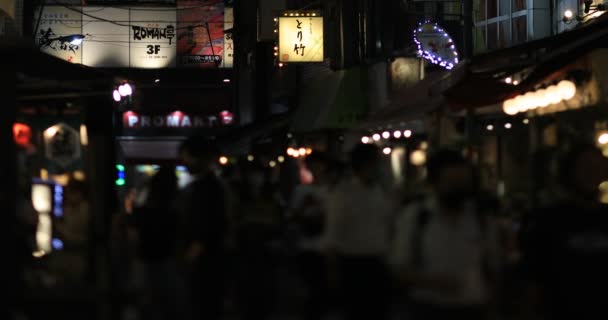 Akabane Tokyo 'da, şehir merkezinde neon bir sokakta. — Stok video