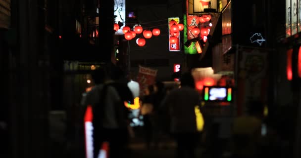 Een avond neon straat op de benedenstad in Akabane Tokyo — Stockvideo
