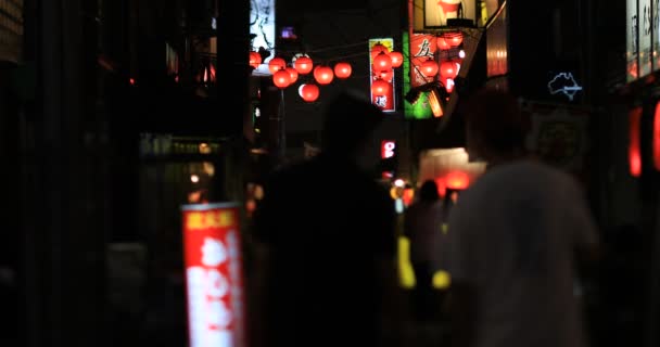 Eine nächtliche Neon-Straße in der Innenstadt von Akabane Tokyo — Stockvideo