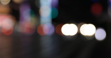 Shinjuku Tokyo 'da sönük bir gece neon caddesi.