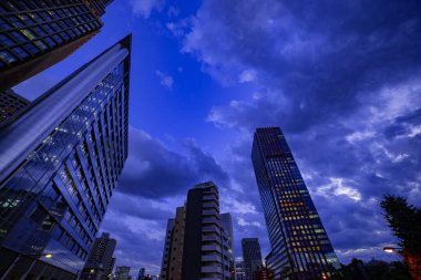 Tokyo 'daki binanın yakınındaki karanlık bir şehir manzarası.