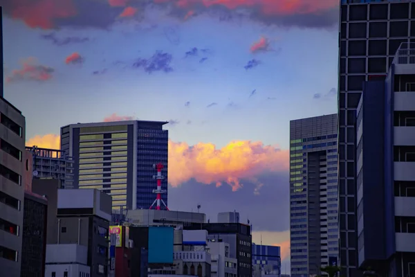 Un paisaje urbano cerca del edificio en Tokio tiro largo — Foto de Stock