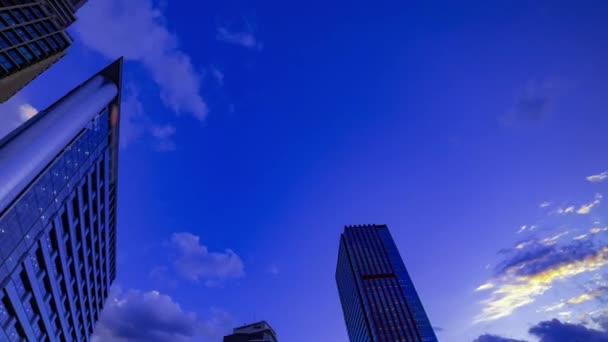 Un timelapse crepuscolo di paesaggio urbano vicino all'edificio a Tokyo panning wide shot — Video Stock