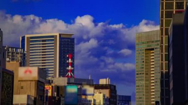 Tokyo 'daki binanın yakınında bir bulut zaman çizelgesi yakınlaştırması