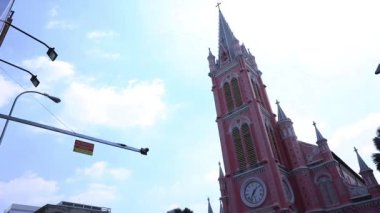 Ho Chi Minh 'deki Tan Dinh kilisesinde trafik sıkışık.