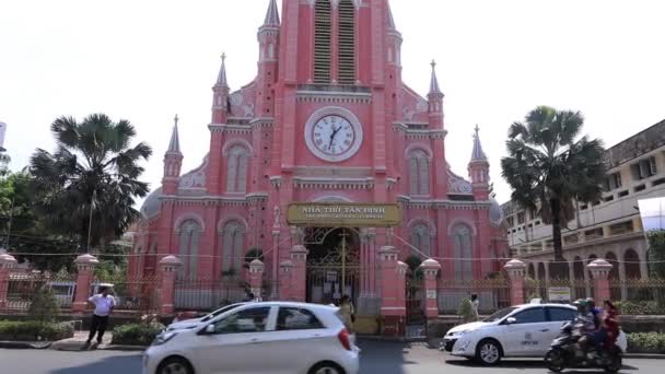 Korki w kościele Tan Dinh w Ho Chi Minh handheld szeroki strzał — Wideo stockowe