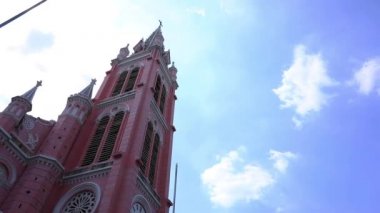 Ho Chi Minh 'deki Tan Dinh kilisesinde trafik sıkışık.