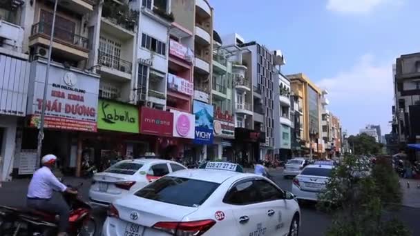 Empreinte de la circulation à l'église Tan Dinh à Ho Chi Minh large coup de main — Video