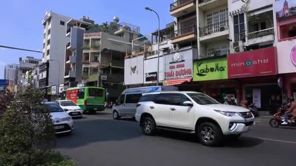 Korki w kościele Tan Dinh w Ho Chi Minh handheld szeroki strzał — Wideo stockowe