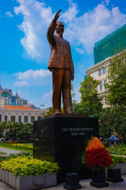 Ho Chi Minh şehrindeki Guyen Hue caddesinde Ho Chi Minh 'in heykeli.