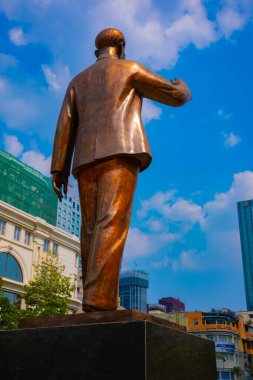 Ho Chi Minh şehrindeki Guyen Hue caddesinde Ho Chi Minh 'in heykeli.