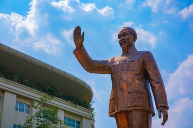 Ho Chi Minh şehrindeki Guyen Hue caddesinde Ho Chi Minh 'in heykeli.
