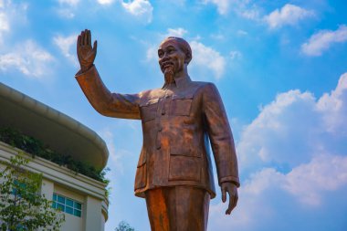 Ho Chi Minh şehrindeki Guyen Hue caddesinde Ho Chi Minh 'in heykeli.