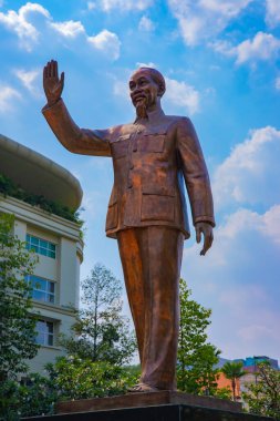 Ho Chi Minh şehrindeki Guyen Hue caddesinde Ho Chi Minh 'in heykeli.