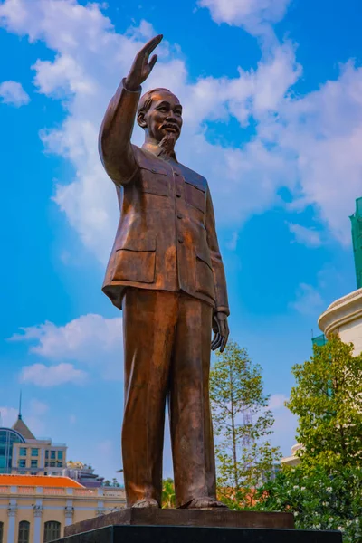 Ho Chi Minh şehrindeki Guyen Hue caddesinde Ho Chi Minh 'in heykeli.