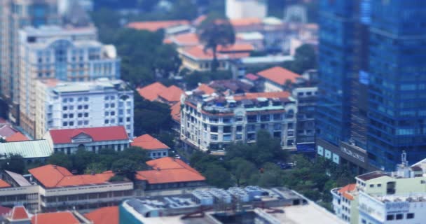 Uma paisagem urbana em miniatura na cidade movimentada em Ho Chi Minh ângulo alto tiltshift tiro longo — Vídeo de Stock