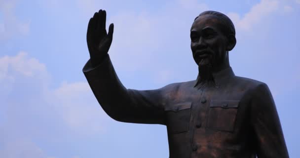 A statue of Ho Chi Minh at Guyen hue street in Ho Chi Minh City handheld — Stock Video