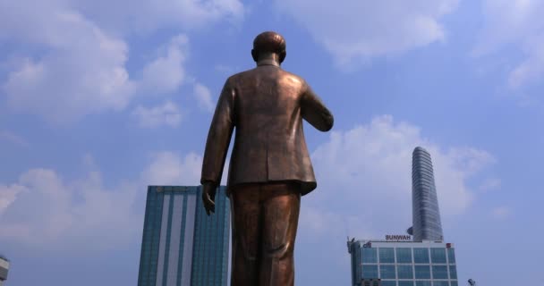 Uma estátua de Ho Chi Minh na rua Guyen Hue em Ho Chi Minh City handheld — Vídeo de Stock