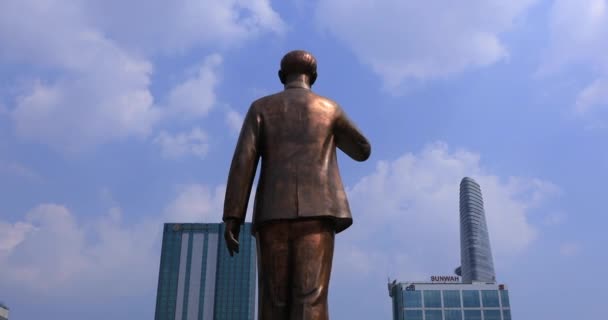 Uma estátua de Ho Chi Minh na rua Guyen Hue em Ho Chi Minh City handheld — Vídeo de Stock