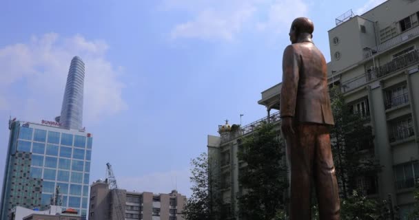 Eine Statue von Ho Chi Minh in der Guyen-Straße in Ho-Chi-Minh-Stadt — Stockvideo