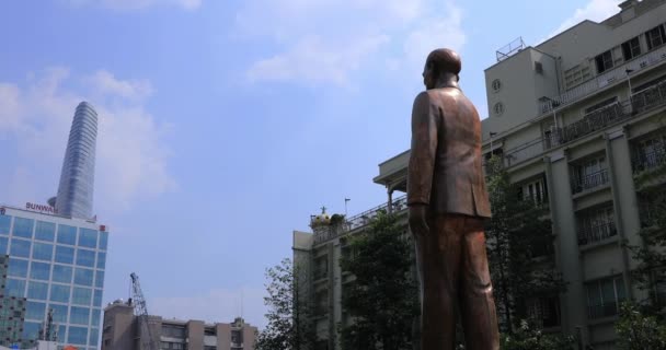 Eine Statue von Ho Chi Minh in der Guyen-Straße in Ho-Chi-Minh-Stadt — Stockvideo