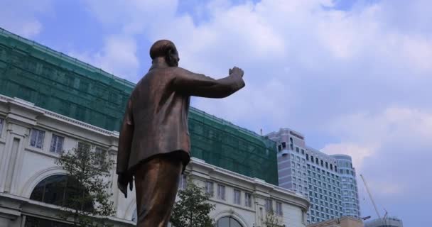 손에 쥔 호치민 시의 구엔 거리에 있는 호치민의 동상 — 비디오