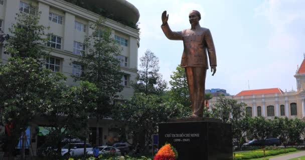 Una estatua de Ho Chi Minh en la calle Guyen hue en la ciudad de Ho Chi Minh — Vídeos de Stock