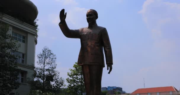 Eine Statue von Ho Chi Minh in der Guyen-Straße in Ho Chi Minh-Stadt — Stockvideo