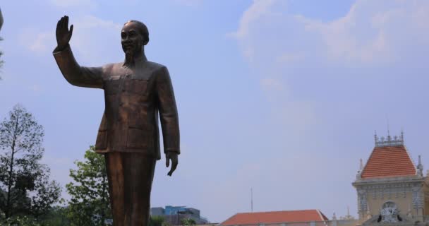 Una estatua de Ho Chi Minh en la calle Guyen hue en la ciudad de Ho Chi Minh — Vídeo de stock