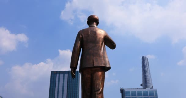 Eine Statue von Ho Chi Minh in der Guyen-Straße in Ho Chi Minh-Stadt — Stockvideo