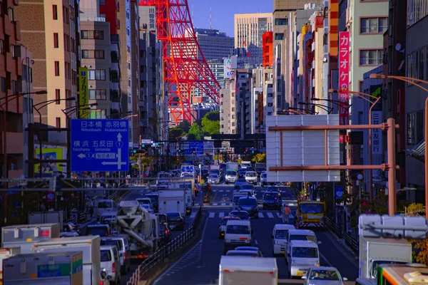 Forgalmi dugó a Tokyo Tower mögötti városi utcában. — Stock Fotó