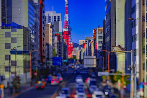 Um tráfego em miniatura na rua urbana atrás da torre de Tóquio tiltshift — Fotografia de Stock