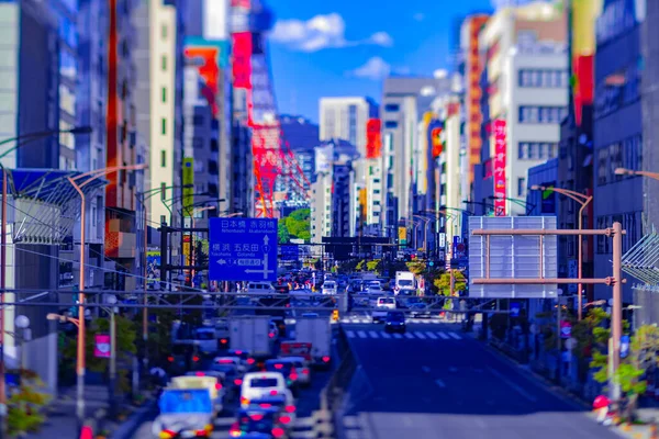 Ein Miniaturverkehr auf der Stadtstraße hinter dem Tokyo Tower — Stockfoto