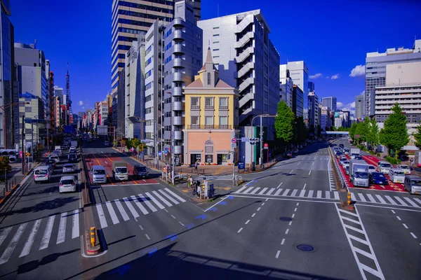 东京塔后城市街道上的交通枪击案 — 图库照片