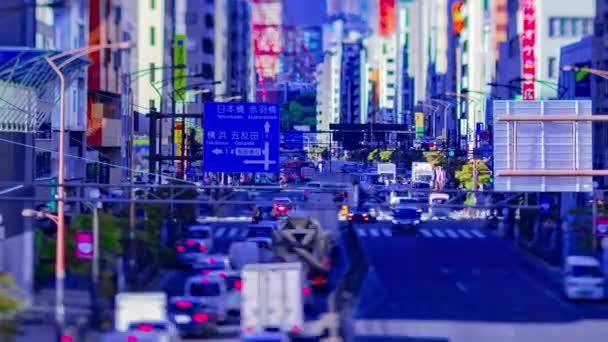 Ένα timelapse της κυκλοφορίας μινιατούρα στο αστικό δρόμο πίσω από το Τόκιο tiltshift πύργο panning — Αρχείο Βίντεο