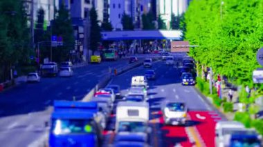 Tokyo 'daki şehir sokağındaki minyatür trafiğin eğik bir zaman çizelgesi