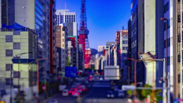Un timelapse di traffico in miniatura sulla strada urbana dietro Tokyo Tower tiltshift tilting — Video Stock