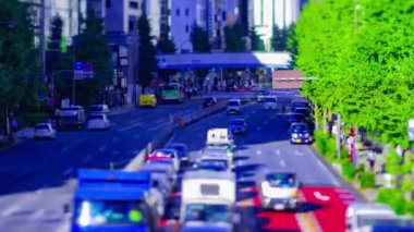 Tokyo 'daki kentsel caddede minyatür trafiğin zamanlaması