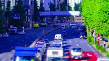 Tokyo 'daki kentsel caddede minyatür trafiğin zamanlaması