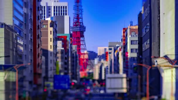 Un timelapse di traffico in miniatura sulla strada urbana dietro Tokyo tower tiltshift zoom — Video Stock